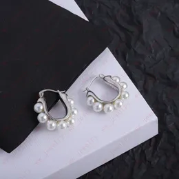 Brincos de pérola incrustados em forma de U geométricos de prata de alta qualidade para mulheres, moda personalizada mini Hoop Huggie, presente de viagem