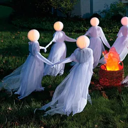 パーティーマスクハロウィーンの装飾屋外の大きな光の手を握って叫ぶ魔女の怖い装飾は家の外の庭の芝生​​庭230802