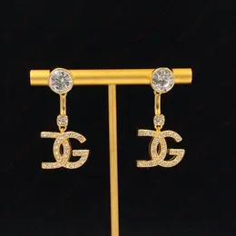 Smyckesdesigner metall zirkon alfabetet två slags slitmetod damer charm örhängen, snygg enkelhet, alla hjärtans dag, jul, torr tacksägelse, gåvor