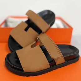 Chypre Sandals Luxury Men Men Lemssing Slides Slippers Autumn Winter Fashion Flat Sandals Leath Reath Outdoorsカジュアルスリッパビーチフリップフロップサイズ35-46 NO450