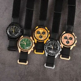 Ultimo orologio di design di lusso di stile Sistema solare Orologio da pianeta in plastica Orologio da uomo Orologio al quarzo con funzione completa Cronografo da 42 mm Orologio in nylon senza scatola