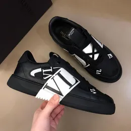 Luxury Men's Fashion Leather Platform Wedge Designer Sneakers andningsbara och bekväma promenadskor Fashion Show Set Patwork Letters Lovers Casual Shoes.