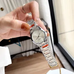 Rostfritt stål Kvinnor tittar på kvartsrörelse Japan Batteribatteri Vattentät armbandsur Luminous Dress Clock Designer Analog Lady Diamond Scale Montre de Luxe