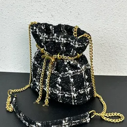 Moda para mujer Mini bolso de cubo Bolso de hombro Bolsos de jarrón Herrajes de lana clásicos Hebilla de esmalte de metal Bolsos de lujo Bolso para axilas Estuche de maquillaje Sacoche 18x18cm