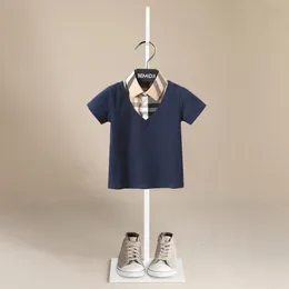 Polos Fashion Summer Boys Ubrania Krótkie Tshirt Luksusowe plażowe w paski w kratę dziecięce Zestaw chłopców koszule 230803