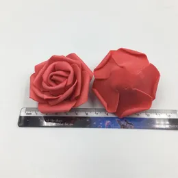 装飾的な花50pcs 6cm人工PEフォームホームウェディングデコレーションのための白い赤いバラ