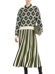 女性のセーター秋の女性ファッションセット女性長袖のオンの幾何学的パターンジャッククードニットセーターまたはアラインハイウエストストリップスカート230804