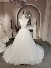 Eleganti abiti da sposa avorio con scollo a V, senza maniche, applicazioni in pizzo, cappella, lunghi abiti da sposa in tulle