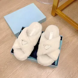 Üçgen Kış Kış Bulanık Sandales Terlik Erkek Kadın Ayakkabı Kabarık En Kaliteli Tasarımcı Sandal Slaytlar Düz Tazz Kürk Ev Platformu Kadın Dışarıda Günlük Slayt Slipper