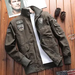 Giacche da uomo Stile militare Giubbotto bomber primaverile e autunnale Capispalla lavato allentato Collo alla coreana maschile Distintivo di personalità Cappotto con cerniera Top