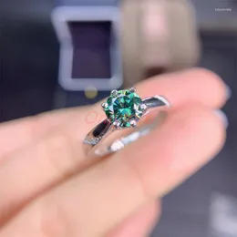 Pierścienie klastra Prawdziwy 1ct zielony pierścień Moissanite 925 Srebrny Piękny substytut diamentów Firecolour może przejść test