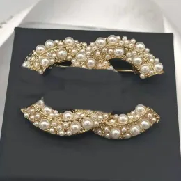 Luxus Designer Perlenbroschen Mode Herren Damen Marke Doppelbuchstabe Anhänger Brosche Pullover Anzug Pin Kleidung Schmuck Accessoires mitgebracht