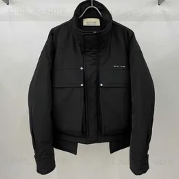 Alyx 1017 9SMジャケットは、男性用1 1 AlyxブラックジッパージャケットT230806の商品ポケットコットンジャケットを特徴としています
