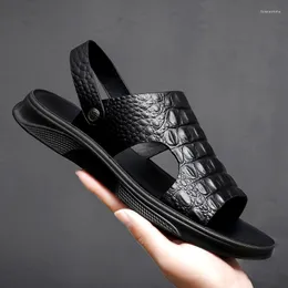 Sandalias Zapatos de playa de verano Patrón de cocodrilo Cuero de alta calidad Zapatillas antideslizantes para hombres Transpirable Dos usos para hombres