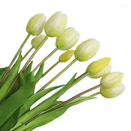 I fiori decorativi tengono 5 tulipani olandesi simulati durante la decorazione domestica del bouquet di fiori artificiali di nozze De Mariage