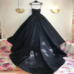 Ball Gown Abiti da sposa gotici Plus Size Sweetheart Tulle Arabo Dubai Country Abiti da sposa Abito da sposa nero Vestido De Novia257j