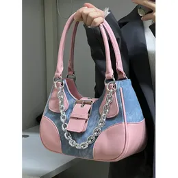 Kvällspåsar rosa axelväska för kvinnor lyxdesigner gotisk crossbody handväska kedja motorstil cool tjej denim stor kapacitet 230804