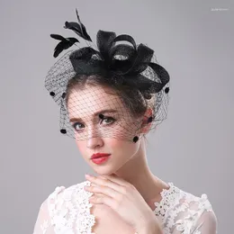 Nakrycia głowy Kobiety czapki ślubne z grzebieniem czarne pióra pokrywa sieć twarz dla kobiet eleganckie fascynatory Accessoires Mariage