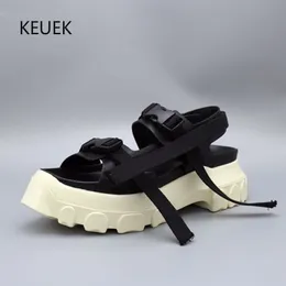 Sandaler Summer Tjock Sole höjd Öka retro romersk plattform Europeiska män kvinnor trendiga strandskor Sandalias Zapatos 2C 230807