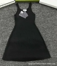 Grundläggande avslappnade klänningar Designer P Familjens nya stil tidigt på våren, din väst, sling, stickad svart klänning, slant och stil, slingkjol 4t05
