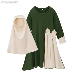 Podstawowe sukienki swobodne 2pcs muzułmanin Ramadan Sets Dziewczyny Dziewczyny modlitewne sukienka Hidżab Abay Arab Kids Long Srain z Head Scarf Islamską Jilbab Kaftan suknia HKD230807