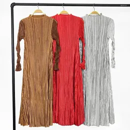 Casual klänningar kvinnor satin klänning miyake veckad modedesign fast smal långärmad stativ hög strecth a-line mitten av kalvvatten