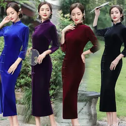 Ethnische Kleidung, chinesisches Qipao, Cheongsam, traditionelles Kleid, seitlicher Schlitz am Saum, figurbetont für Damen