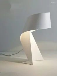 Tischlampen Moderne kreative Eisenkunst Origami Wohnzimmer Schlafzimmer Arbeitszimmer Mehrere Farben Nachttisch Schreibtisch Büro Dekor Leuchten