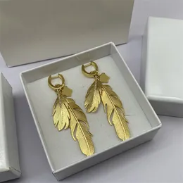 Luksusowe projektantki Pióro Kolki Kobiety mężczyzn Studs Ear Fashion Biżuteria Złota kolczyka Prezent Wysoka jakość z pudełkiem