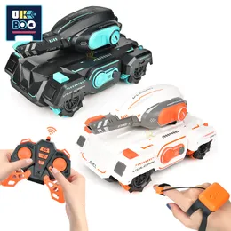 ElectricRC Animals 24G RC Car Toy 4WD Water Bomb Tank Shooting Gesto competitivo controllato a distanza Drift Kids Boy Toys 230807