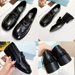 Mocassim de couro escovado sem forro Preto 1D238 Logotipo triângulo de metal esmaltado Parte superior com tira de couro sola de borracha mocassim Lazer Business Flat Womens designer mocassins