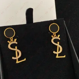 Luxuriöse Designer-Ohrringe mit schwarzem Ohrstecker und goldfarbenem Alphabet-Quasten-Anhänger. Bezaubern Sie Damen, modisch, elegant, hochwertig, Valentinstag, Weihnachten, Geschenke