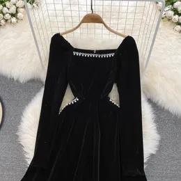 Sıradan Elbiseler 2023 Tasarım Kadın Retro Kare Yaka Uzun Kollu Rhinestone Yamalı Yüksek Bel Velvet Kumaş Balosu Kısa Siyah Elbise