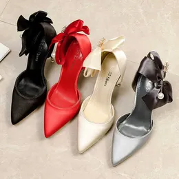 2023 Новые женские насосы с луком-узлами дизайнерские туфли высокие каблуки сандалии атласная шпилька сексуальная жемчужная свадьба плюс 230807
