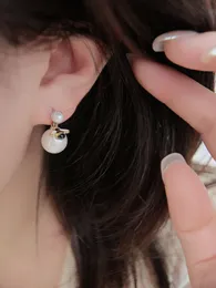 Ny trend Small Pearl Cartoon Bee Earrings for Women S925 Silverörhängen med en designkänsla av enkelhet och temperament