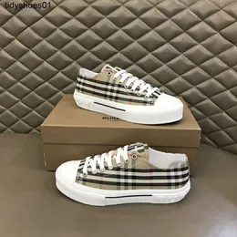 2023 New Checker Letter Vulcanized Colored Burberyity Casual Board Shoes Lona Lace Up Couro Moda Sapatos Masculinos