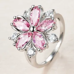 Eheringe Niedlicher weiblicher rosa Kristallstein-Ring-Charme-Silber-Farben-dünner Ehering für Frauen zierliche Braut-Blumen-Zirkon-Verlobungsring 230808