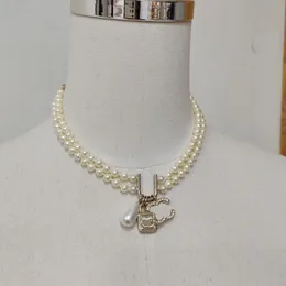 Kvinnors designer choker hänge halsband kedja pärla lås mode kvinnor brev hänge uttalande bröllop smycken pärla smycken koppar legering