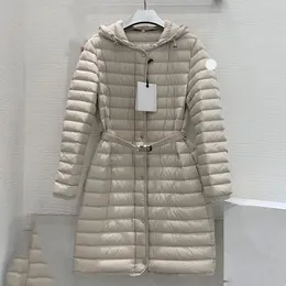24SS Designer Down Parkas вышитый значок средней длины тонкая фитинга пояс с капюшоном зимней курткой женщины сгущенной теплой дрянок
