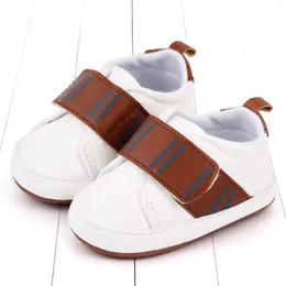 Nyfödda Baby First Walkers Fashion Luxury Leather Infant Casual Shoes Anti Slip Handmased Toddler Boys Girls Shoe 0-18 Months