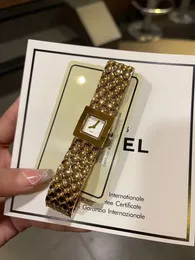 2023 Новый классический элегантный дизайнерский часов Watch Womens Автоматические модные простые часы 30 мм квадратных полных нержавеющих сталей Женщины золотые серебряные цвета милые наручные часы c744