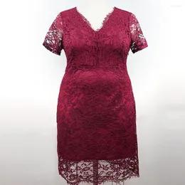 Sukienki w dużych rozmiarach rozciągliwe kobiety sukienka elegancka koronkowa v szyja impreza kwiecista haft haftowe podwójne warstwy kolan Bankiet midi