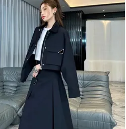 Designer Two Piece Dress Woman Cargo Style Nylon Pocket Short Jacket med kjoluppsättningar SLIT Halva kjol alla Match Women Suit