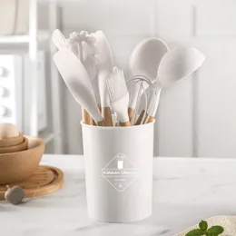 Köksredskap White Kitchen Silicone Set Nonstick Cookware med trähandtag Antislip Shovel Spoon Oil Brush Tool 230809