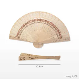 Produkte im chinesischen Stil personalisierte gravierte Holzklapphandlüfter Holzfalte Fans Gewohnte Hochzeitsfeier Geschenkdekorbevorkommen Organza Bag R230810