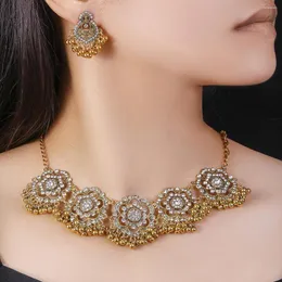 Halskette Ohrringe Set Mode Retro Textur Gold Blume Glitzer Diamant Kurze Perlen Quaste Schmuck