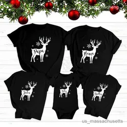 家族を一致する衣装家族クリスマスマッチ服トナカイのプリント父親の娘の息子息子Tシャツベイビーロンパーコットンファミリールック衣装R230810
