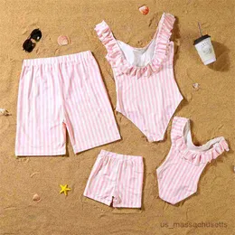 Familjsmatchande kläder randiga Familjsmatchande kläder Ruffled Mother Daughter Baddräkter Beach Mommy och jag badkläder Kläder Far Son Simning Shorts R230810