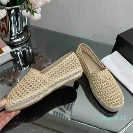 The innovative design of the new straw woven fisherman's shoes for early spring 2023 is extraordinary