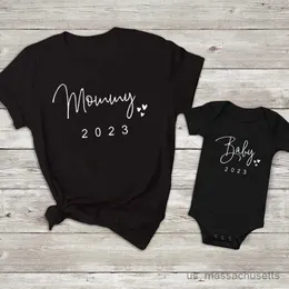 Familjsmatchande kläder Ny modefamiljsmatchande kläder mamma syster Baby 2023 Tryck t-shirts toppar roliga bomullsfamilj Look kläder R230810